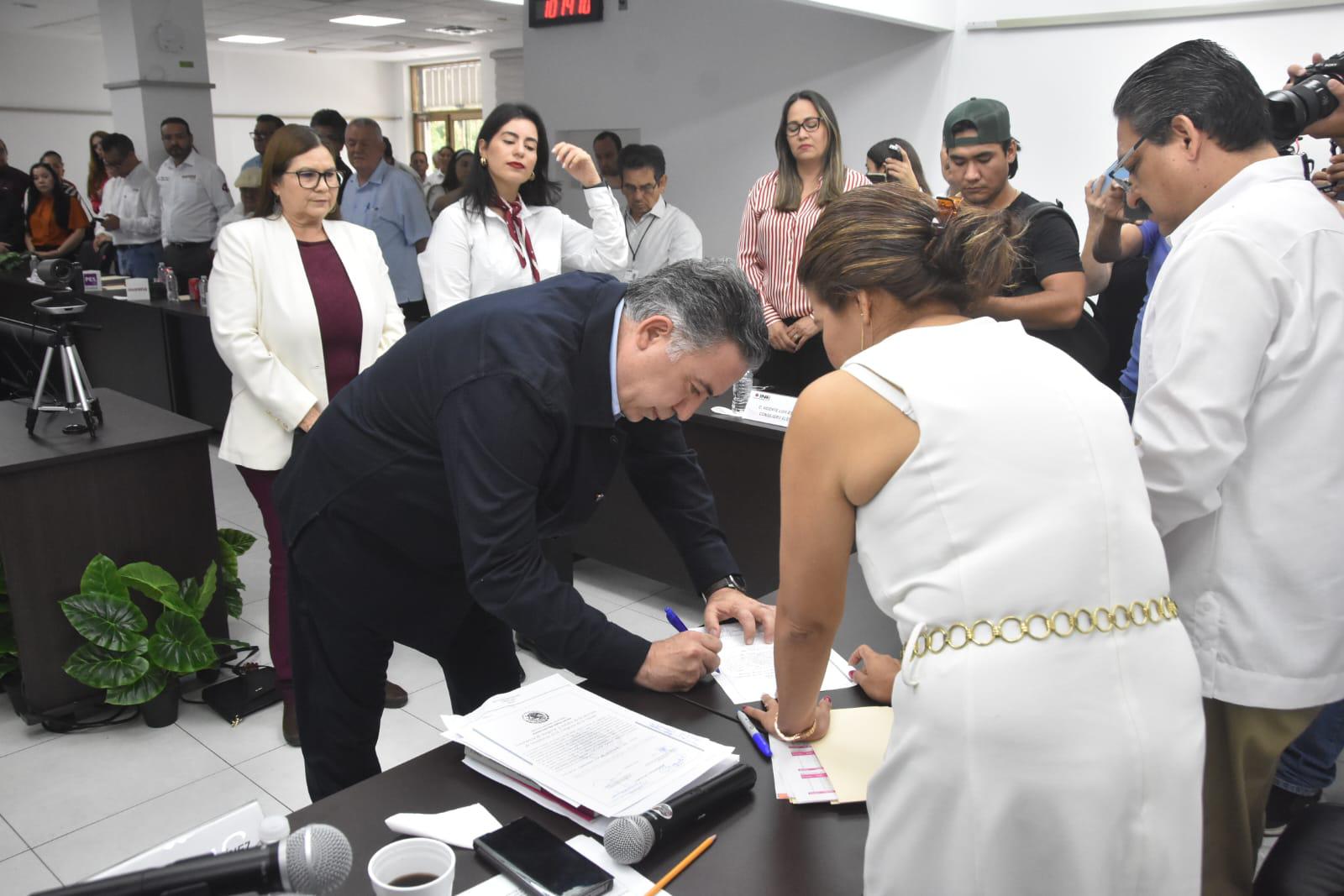 $!Imelda Castro y Enrique Inzunza reciben constancia de mayoría como senadores electos por Sinaloa