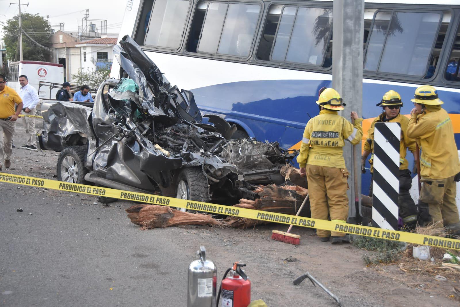 $!Camionazo en Culiacán deja un muerto y 17 heridos