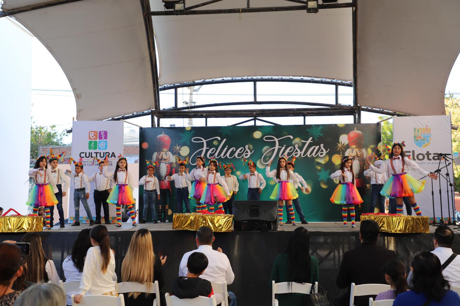 $!Llega la magia de la Navidad a Elota con el encendido del pino y festival cultural