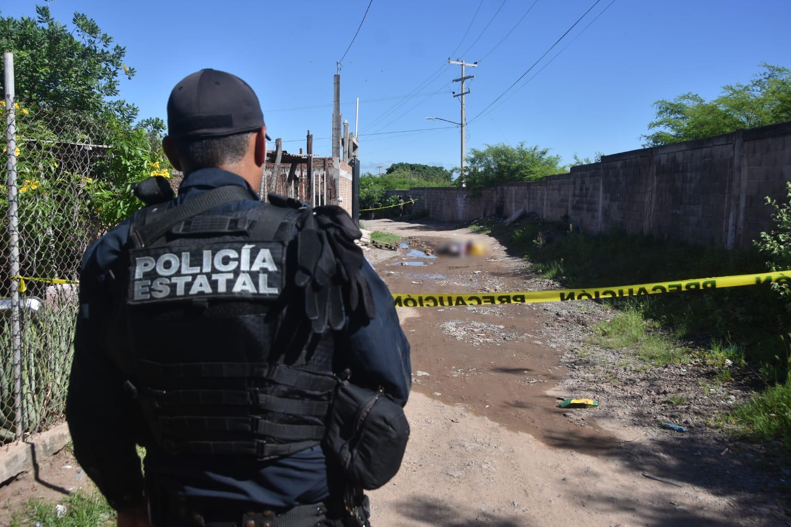 $!Localizan a dos hombres asesinados, encobijados y con juguetes encima, en Culiacán