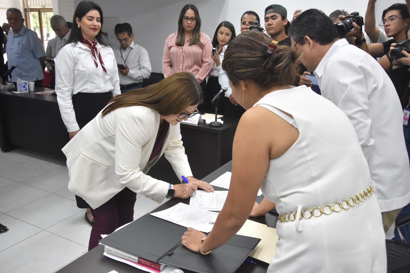 $!Imelda Castro y Enrique Inzunza reciben constancia de mayoría como senadores electos por Sinaloa