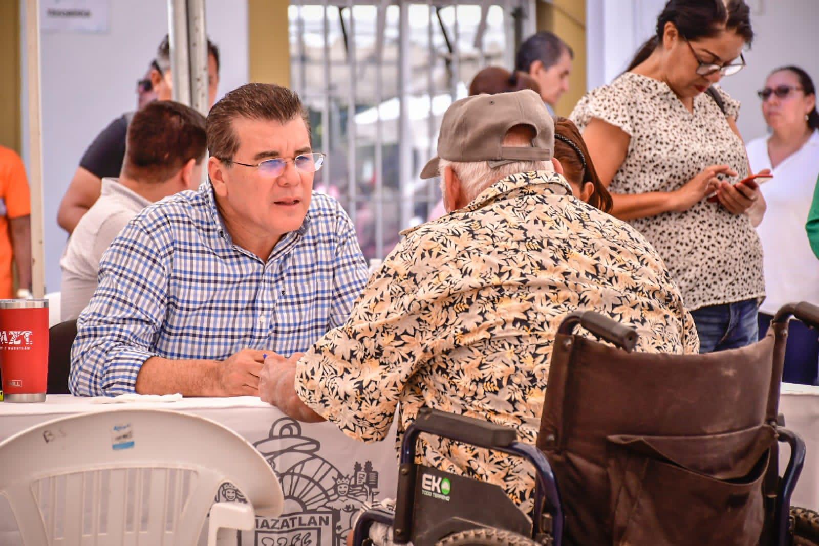 $!Después de 30 años, Doña Carmen recibe las escrituras de su vivienda