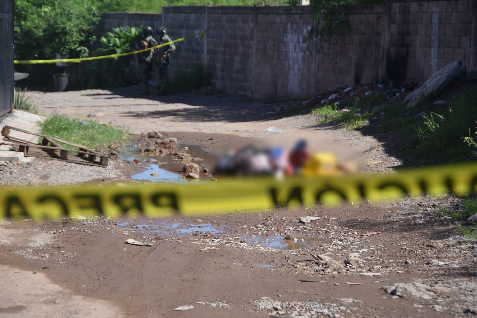 $!Localizan a dos hombres asesinados, encobijados y con juguetes encima, en Culiacán