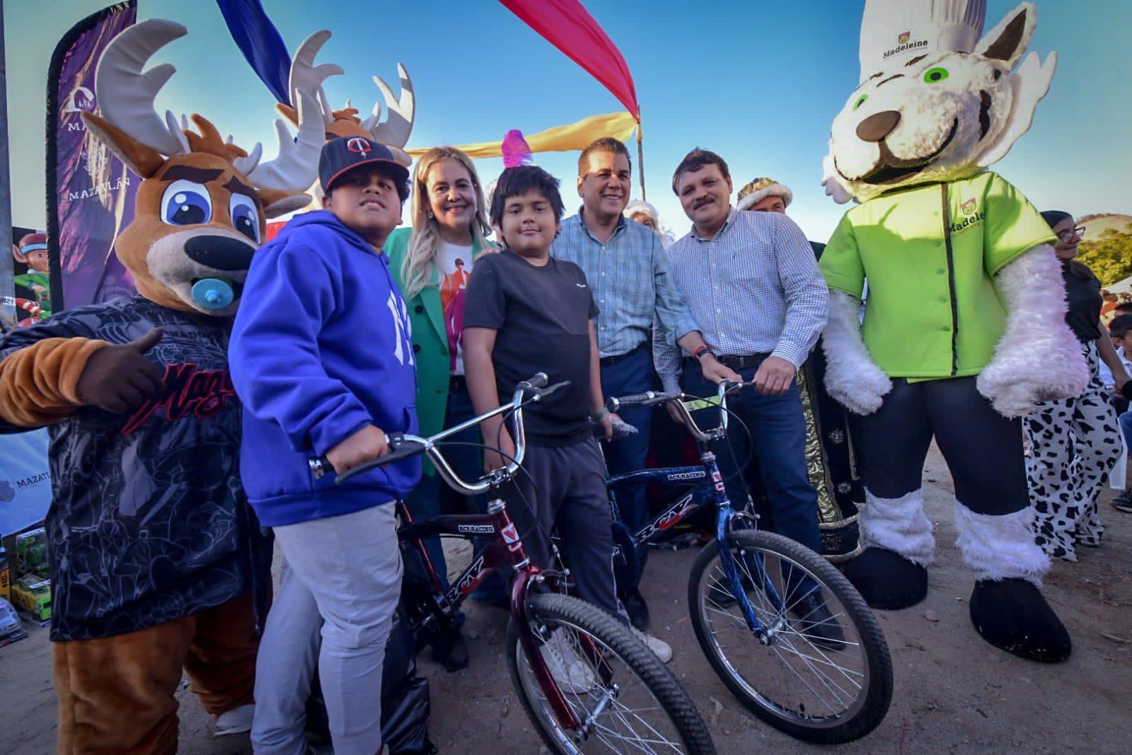 $!Festeja Gobierno municipal a niñas y niños por Día de Reyes Magos