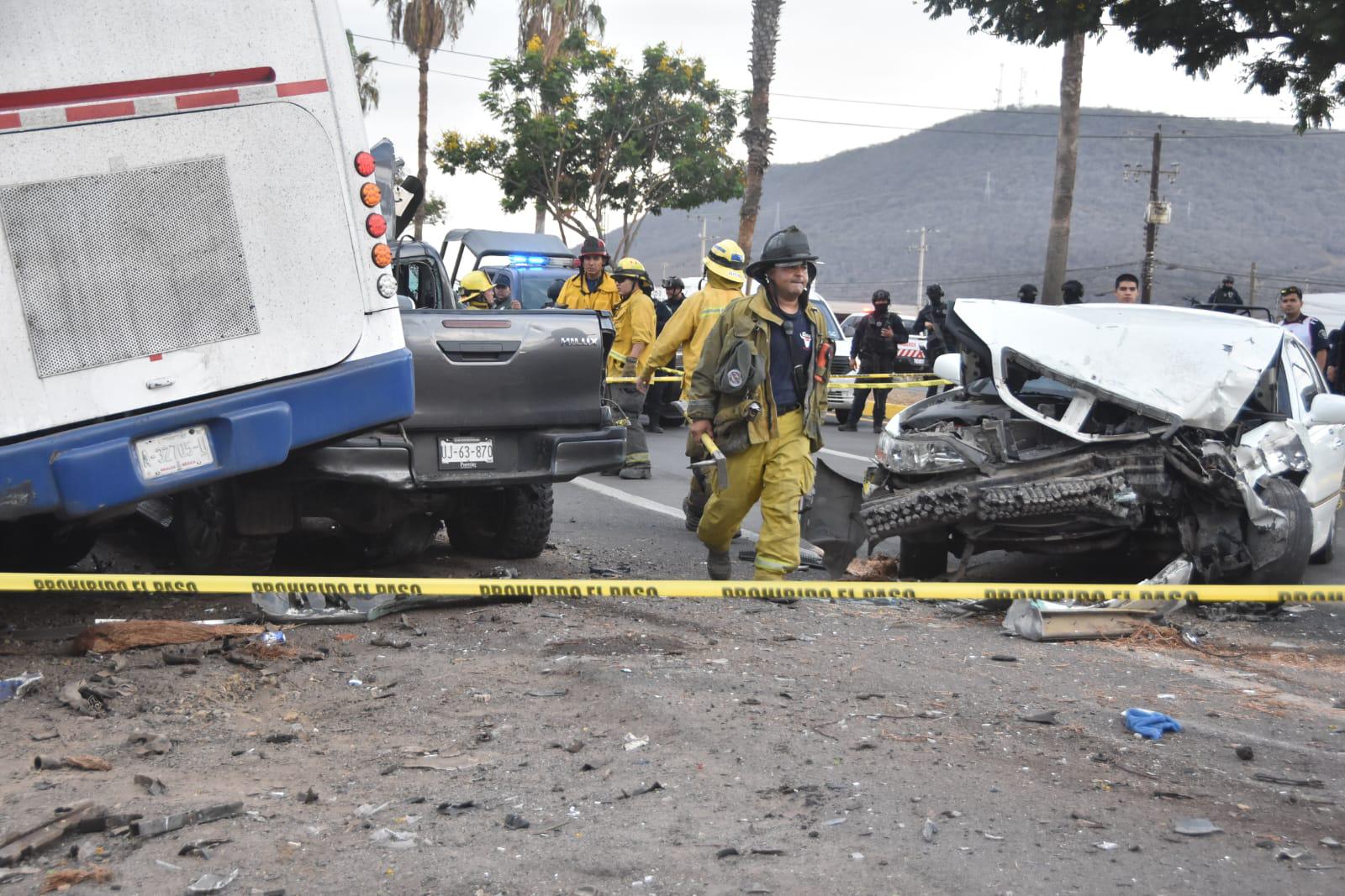 $!Camionazo en Culiacán deja un muerto y 17 heridos