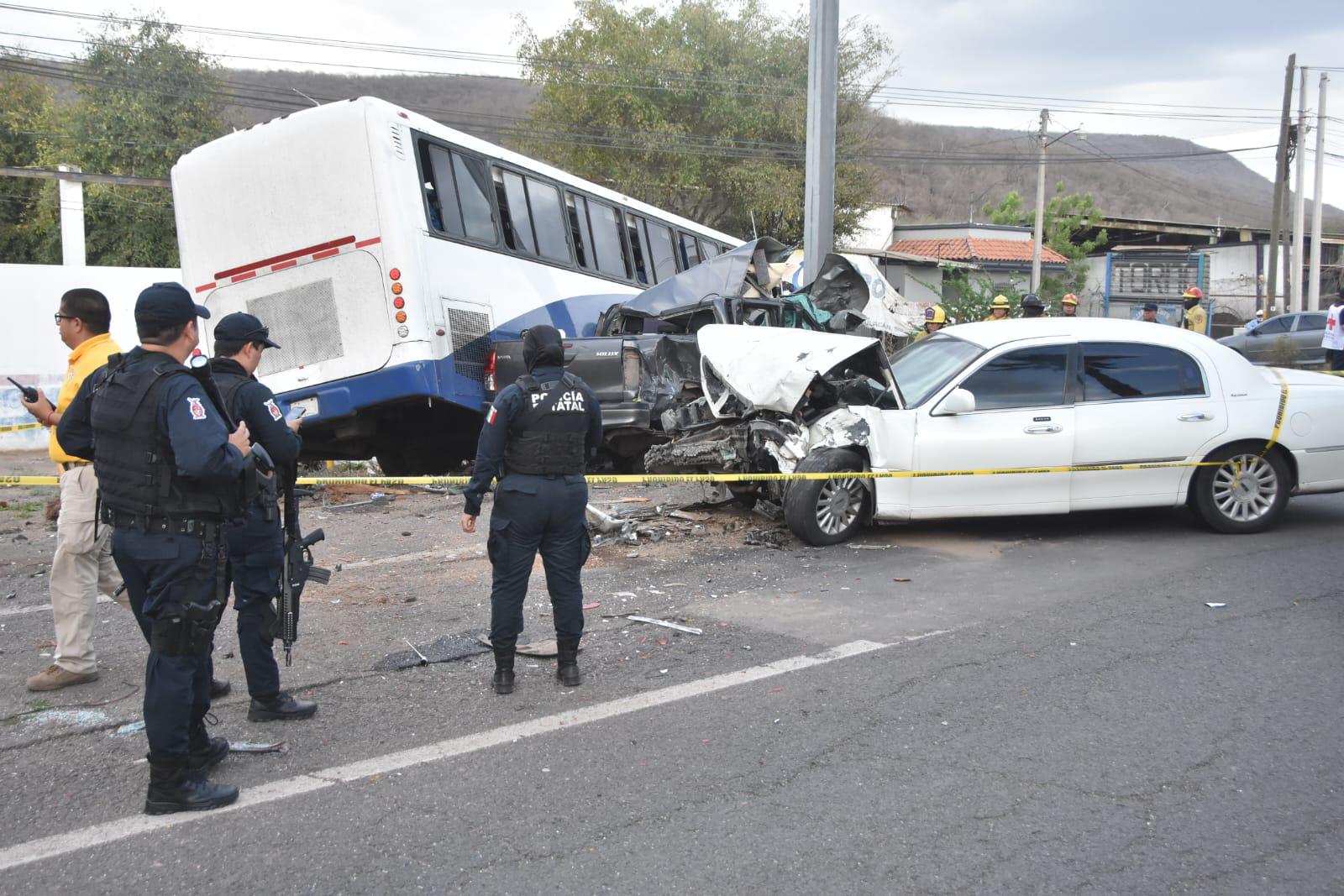 $!Camionazo en Culiacán deja un muerto y 17 heridos