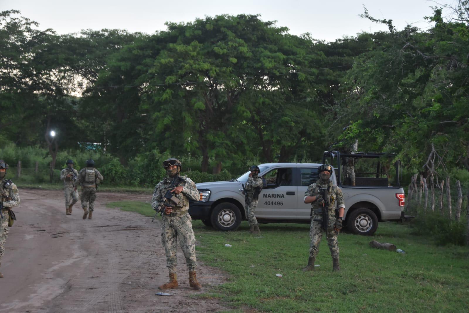 $!Marina detiene a varios hombres armados y asegura dos camionetas en el poblado La Mora, al sur de Culiacán