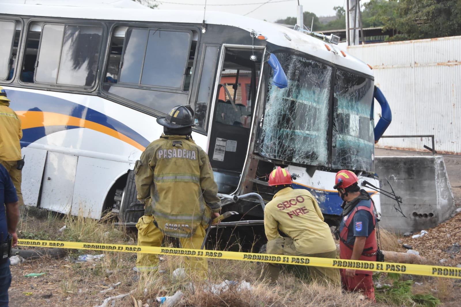 $!Camionazo en Culiacán deja un muerto y 17 heridos