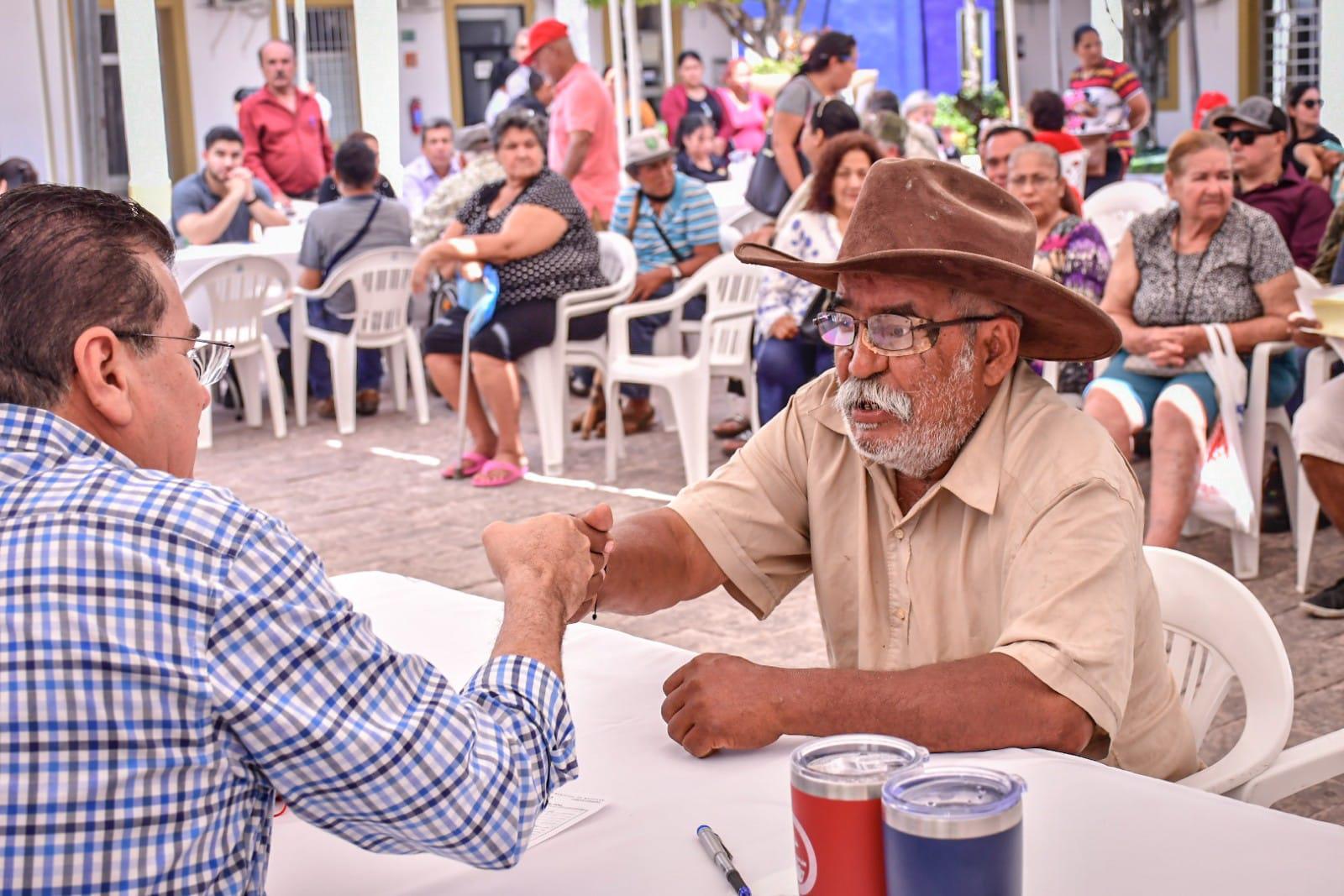 $!Después de 30 años, Doña Carmen recibe las escrituras de su vivienda