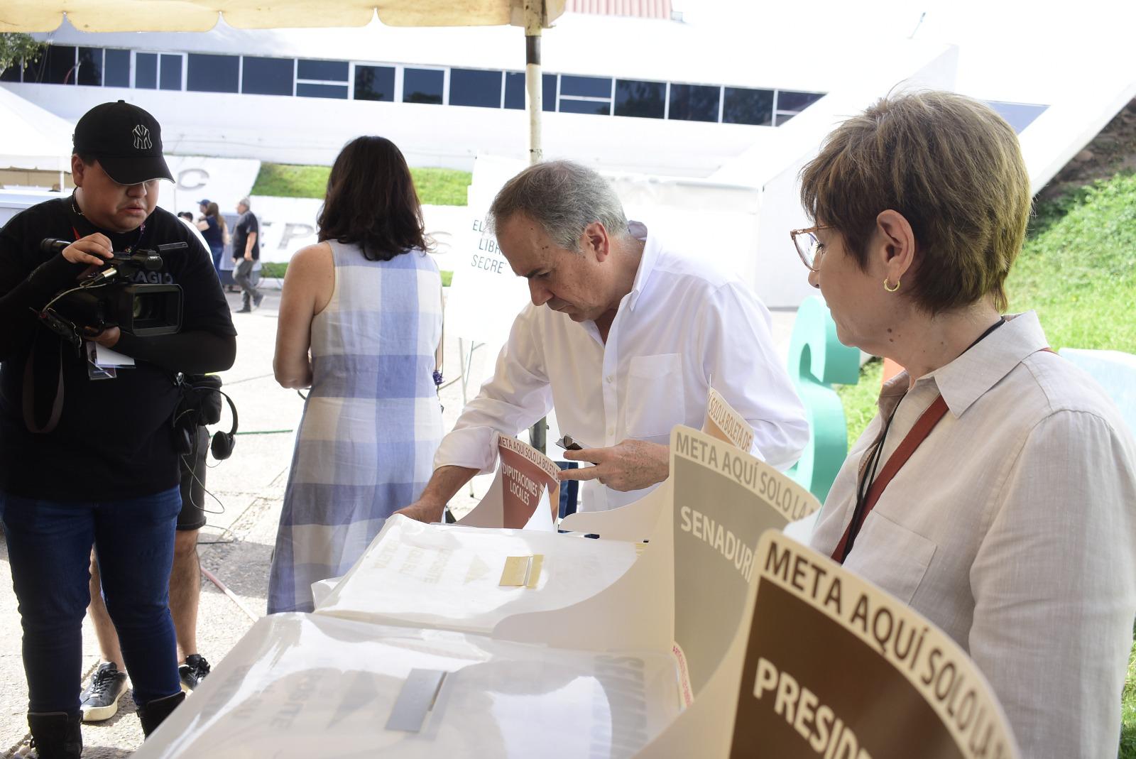 $!Pío Esquer y Enrique Inzunza emiten su voto este 2 de junio, en Culiacán