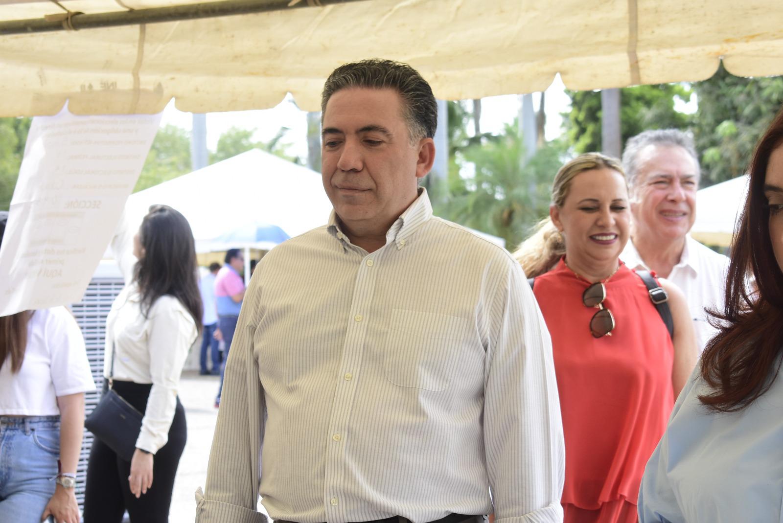 $!Pío Esquer y Enrique Inzunza emiten su voto este 2 de junio, en Culiacán