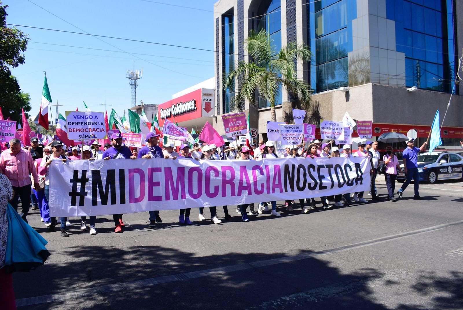 $!La ‘Marea Rosa’ marcha sobre la avenida Álvaro Obregón en Culiacán