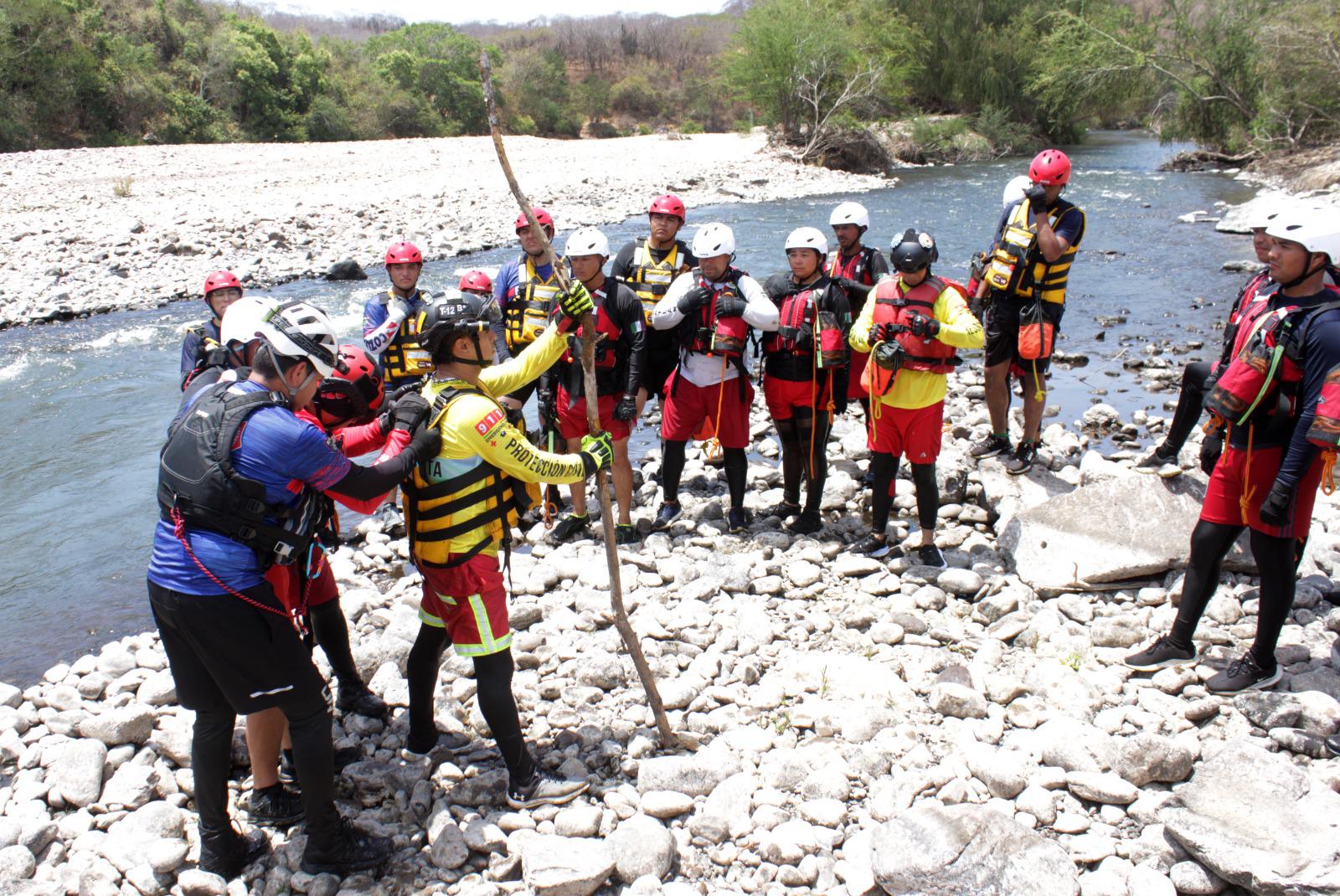 $!Terminan curso de rescate en aguas rápidas practicando en la Presa Picachos