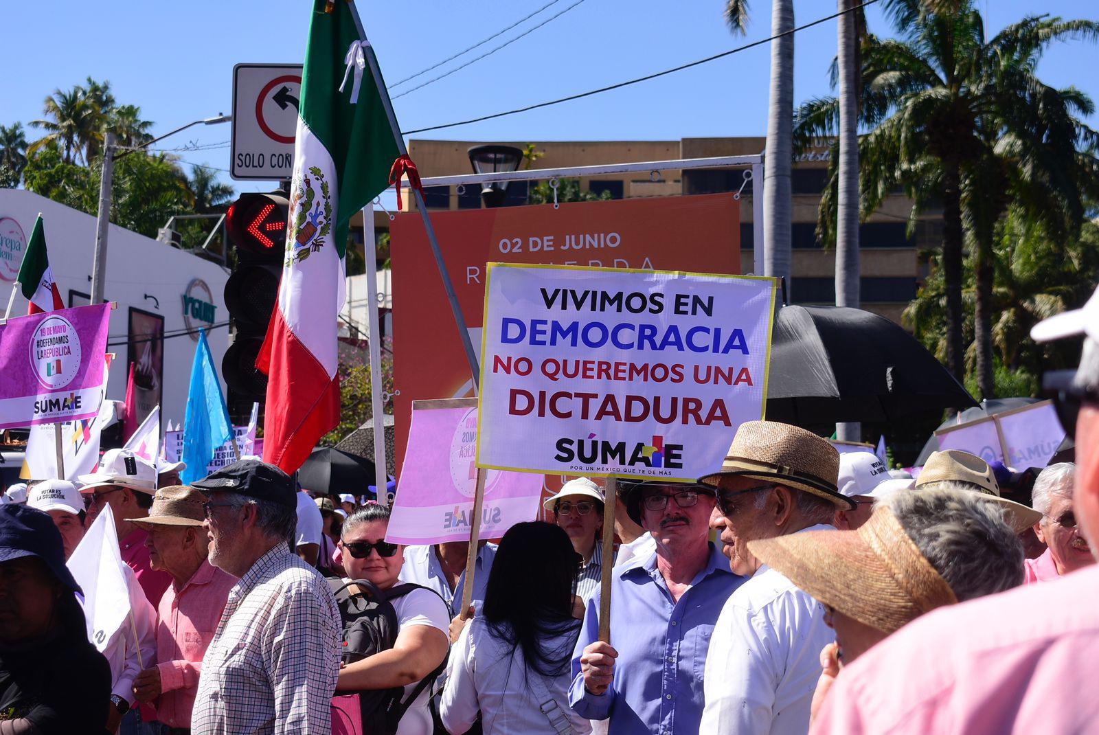 $!Marchan oposición y ciudadanía en Culiacán para defender la democracia en el País