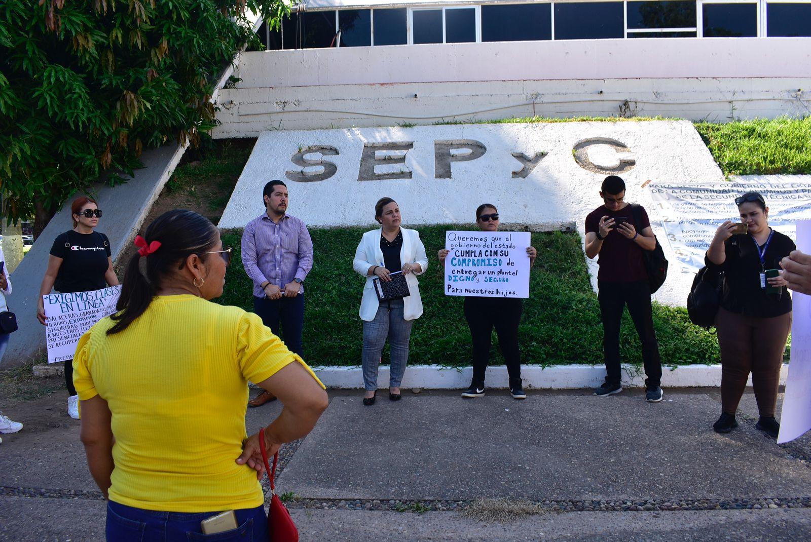 $!Exigen madres de familia clases virtuales ante inseguridad en Culiacán