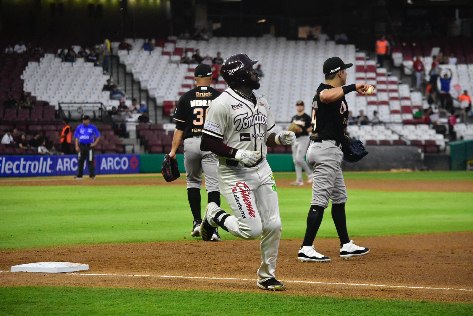 $!Tomateros de Culiacán asegura serie con gran salida de Manny Bañuelos