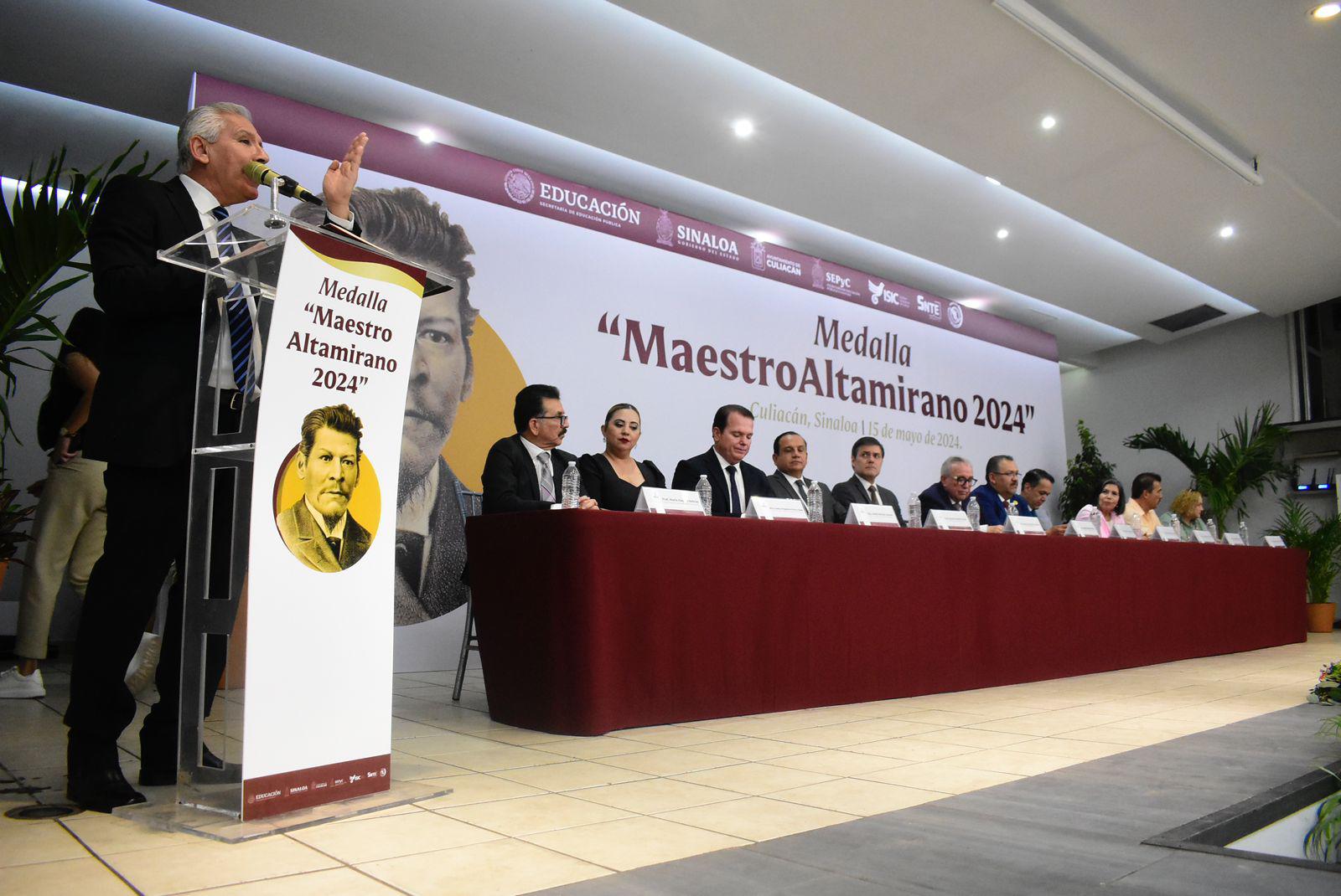 $!Entrega Gobernador de Sinaloa 114 medallas Manuel Altamirano a la trayectoria docente