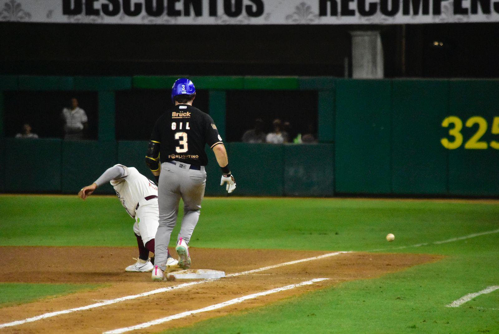 $!Tomateros de Culiacán asegura serie con gran salida de Manny Bañuelos