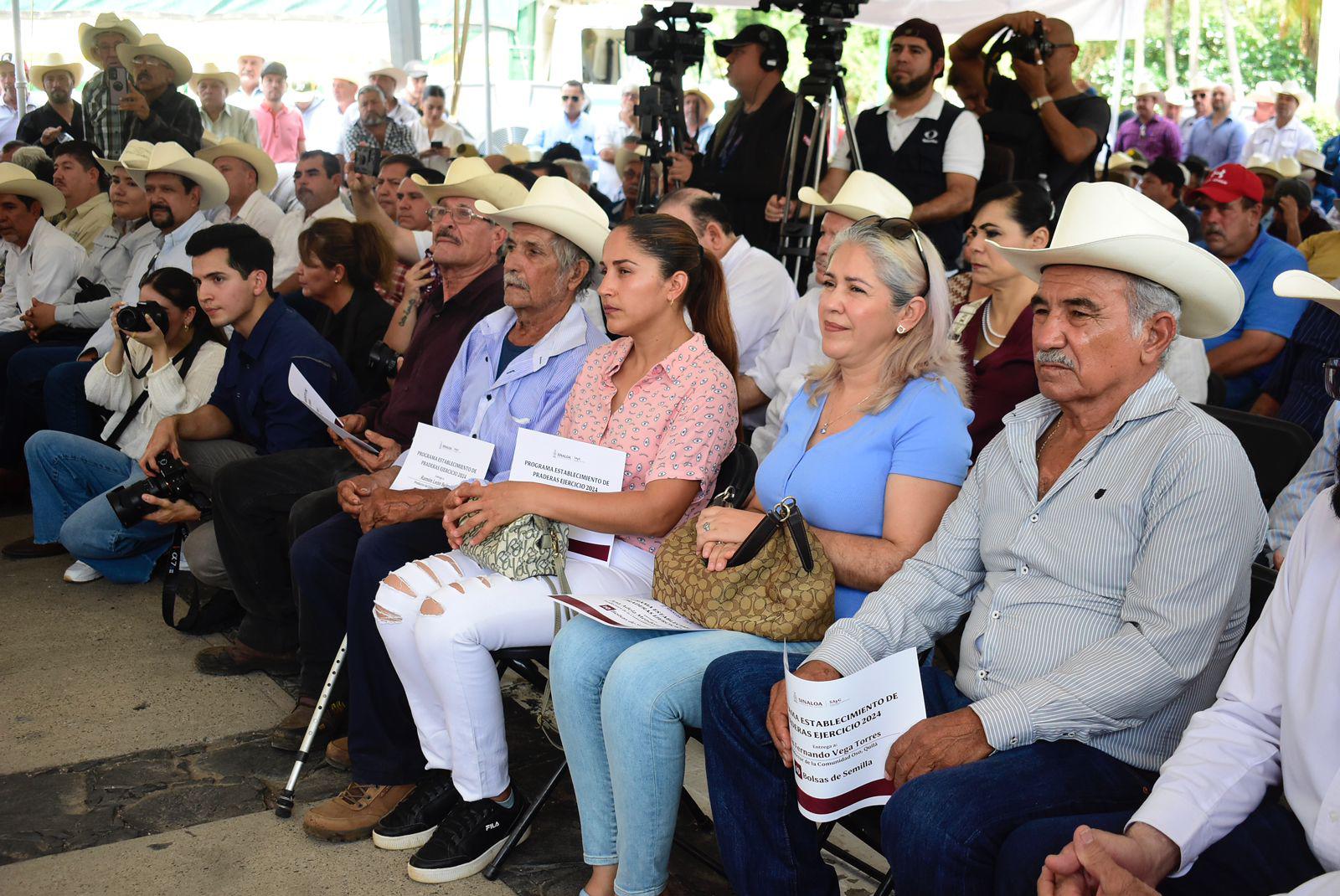 $!Entrega Gobierno de Sinaloa semillas para productores de cultivos de forraje