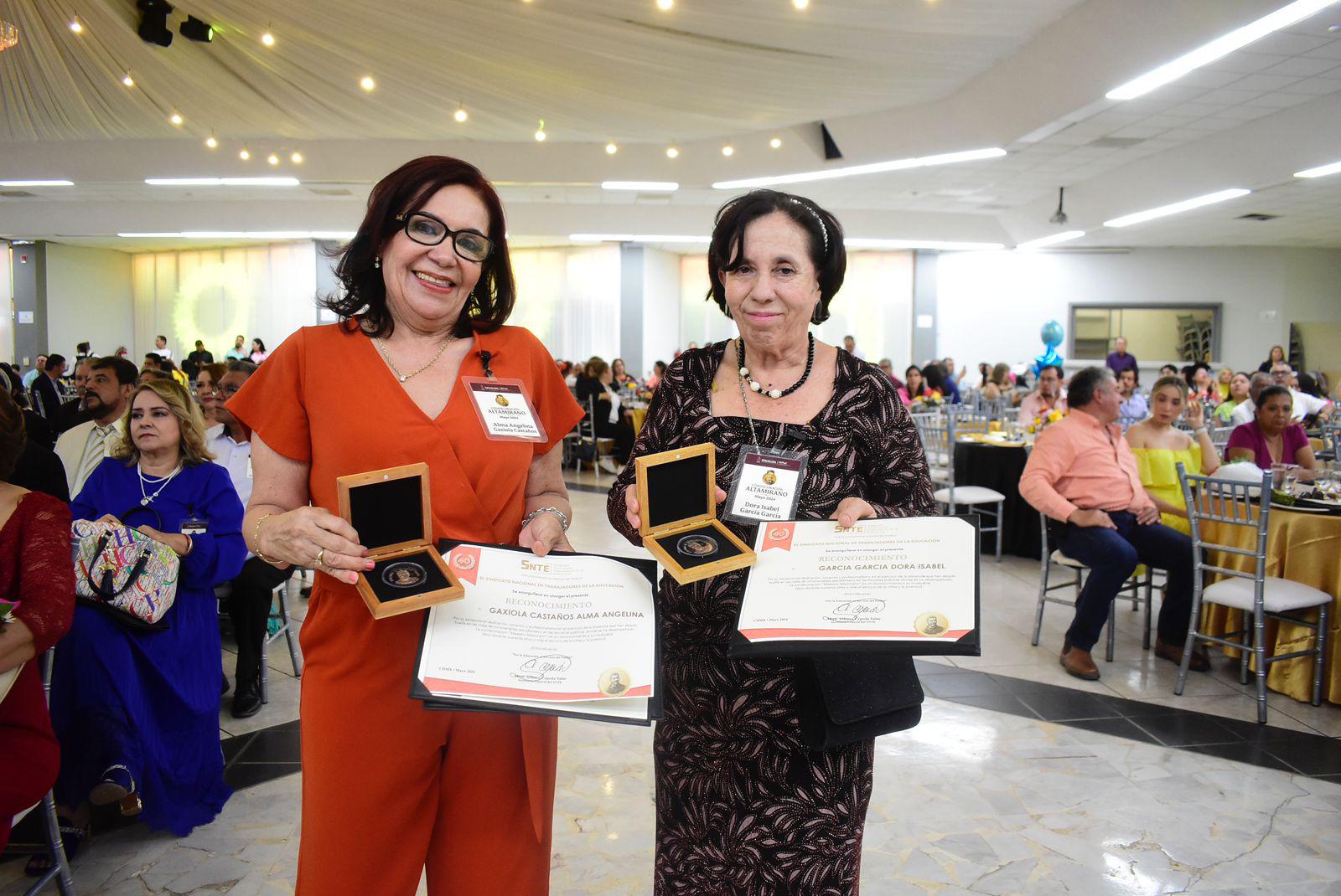 $!Entrega Gobernador de Sinaloa 114 medallas Manuel Altamirano a la trayectoria docente
