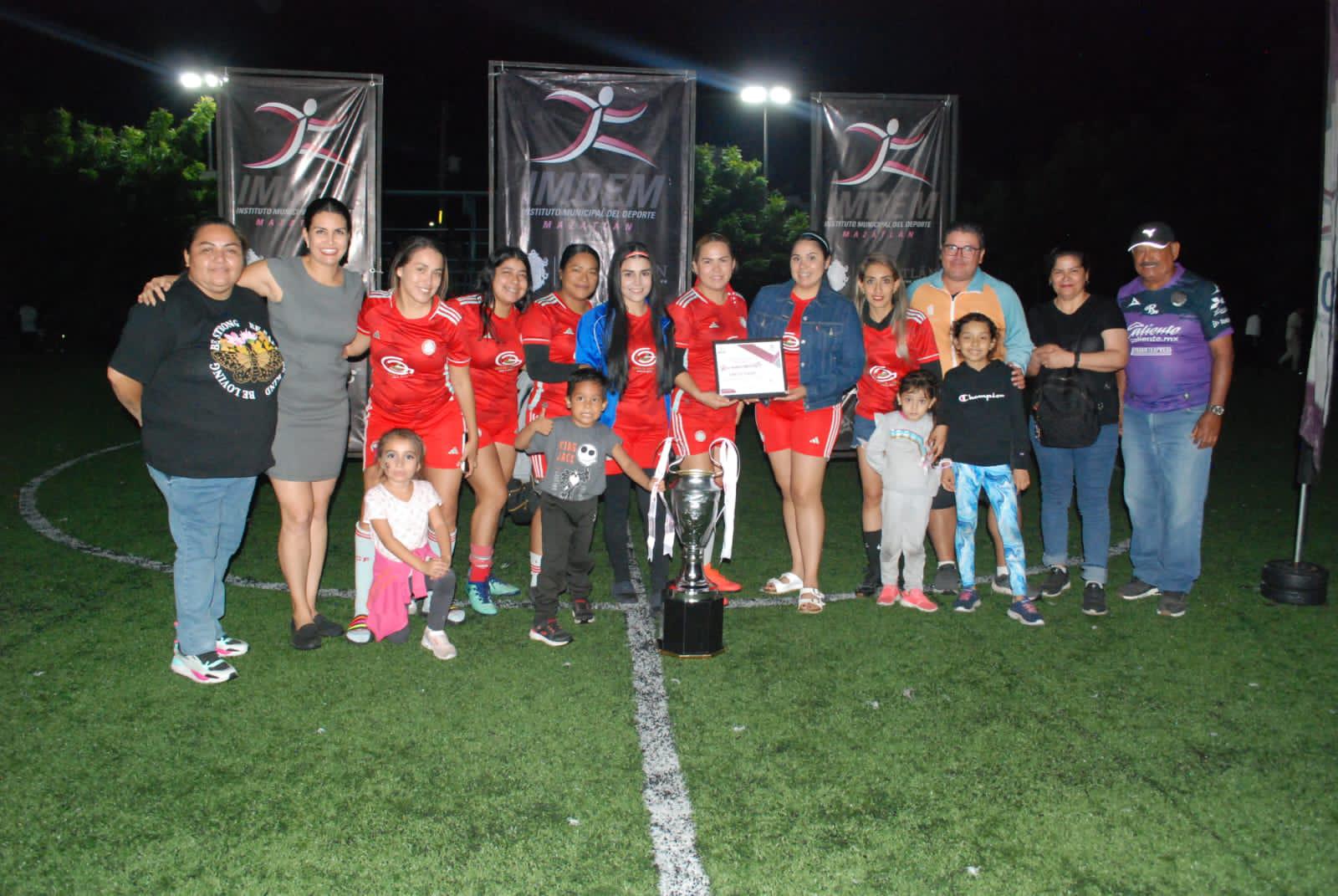 $!Se corona Amigas del Campeón, en el Torneo Mamis Fut de la Esmeralda