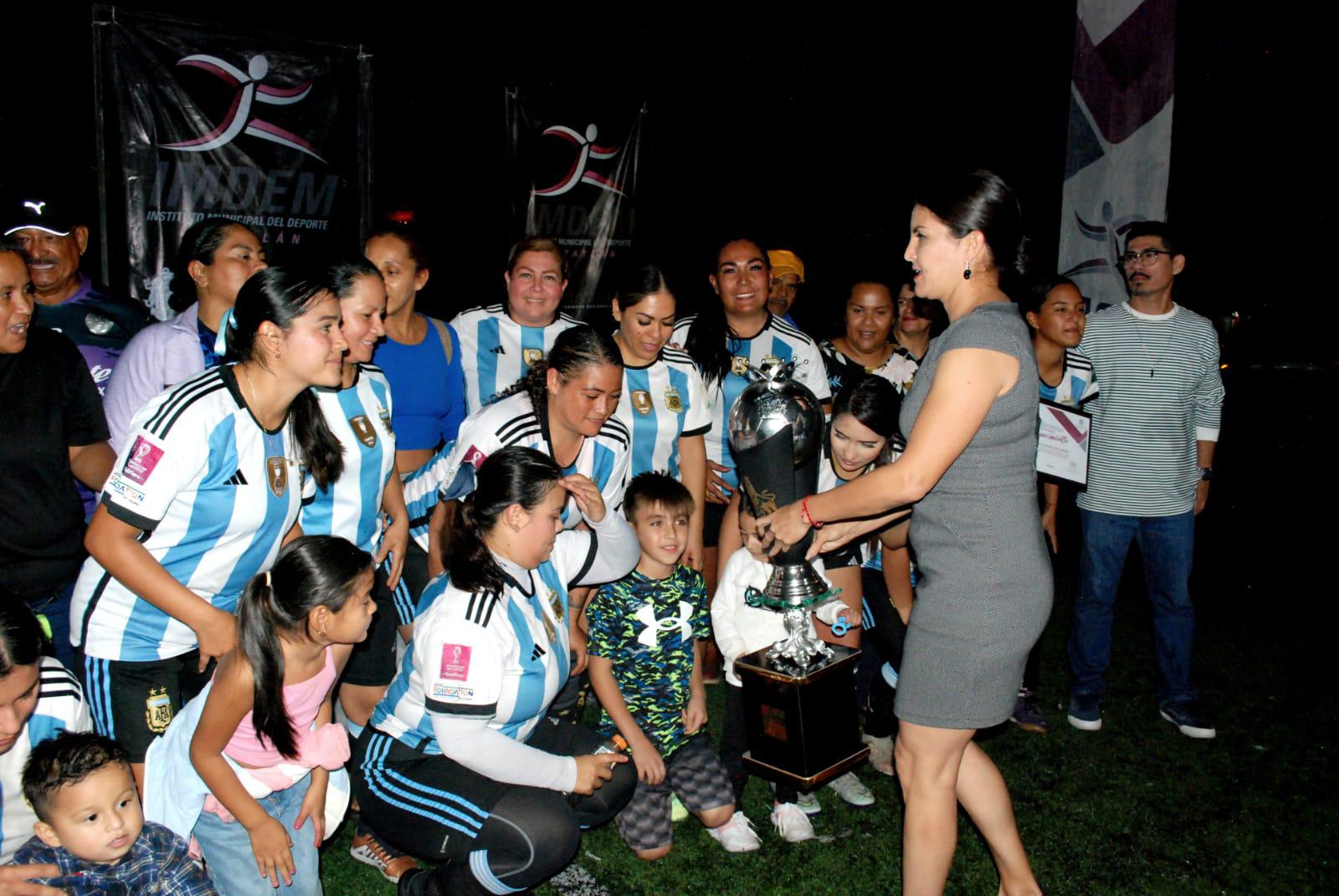 $!Se corona Amigas del Campeón, en el Torneo Mamis Fut de la Esmeralda