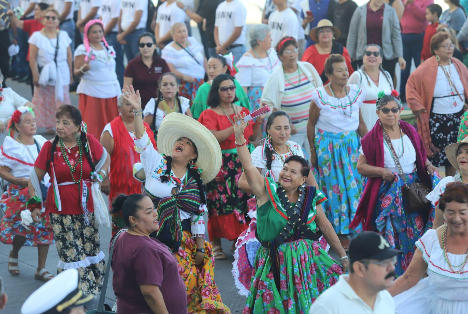 $!Exhiben talentos y habilidades en desfile de la Revolución Mexicana en Mazatlán