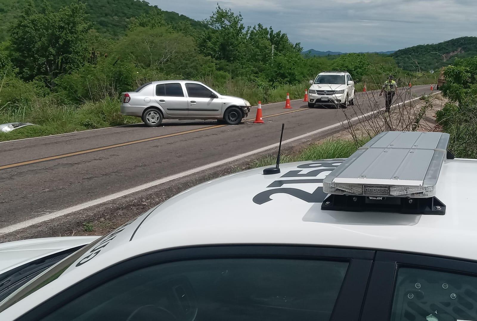 $!Camión de volteo y auto sedán chocan en la Libre Mazatlán-Culiacán