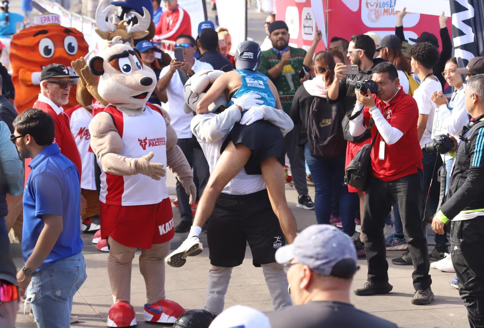 $!Gerardo Zárate recibe ayuda del cielo para ganar el Maratón Pacífico