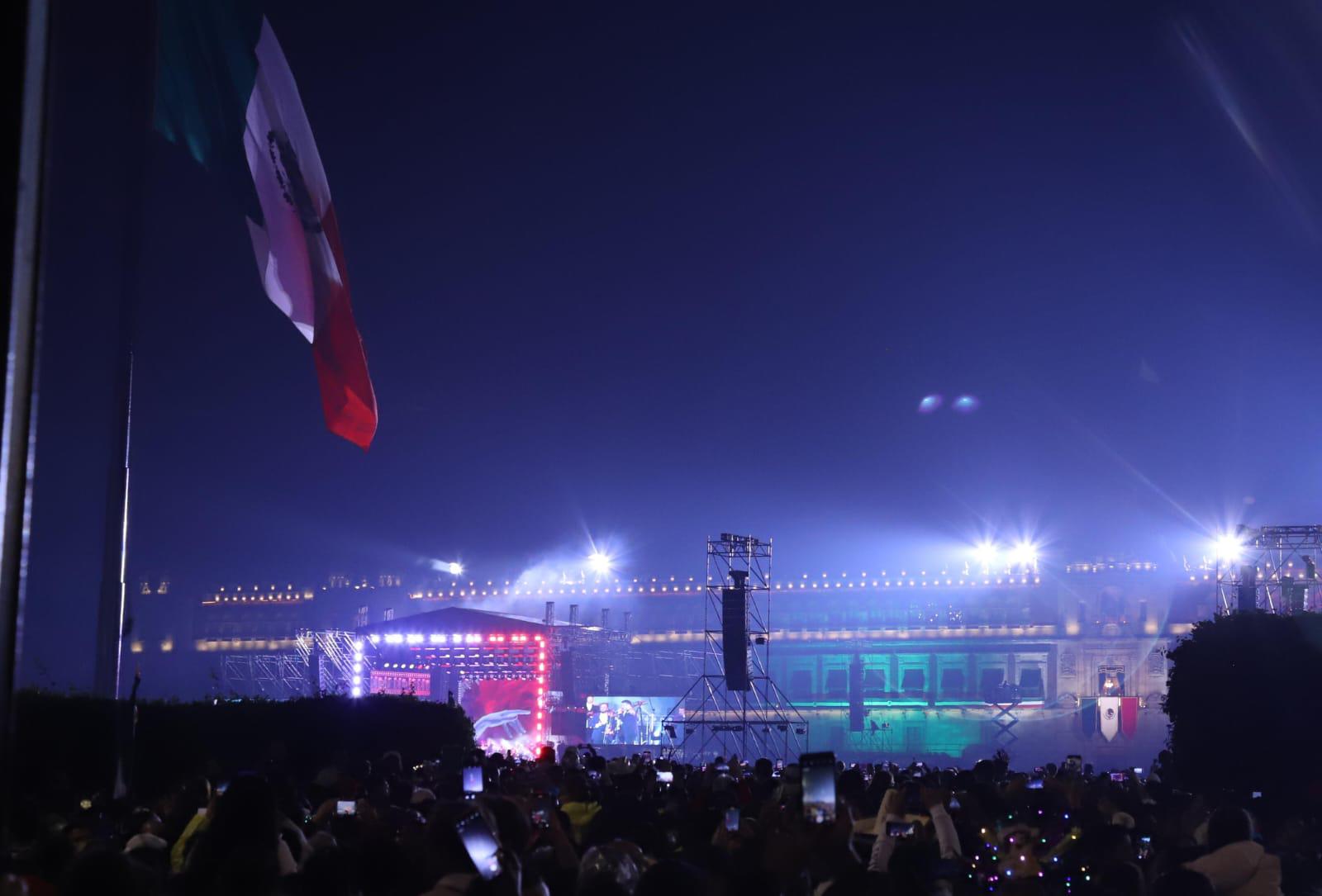 $!Miles de personas se reunieron en el Zócalo para disfrutar del espectáculo de la Banda MS.