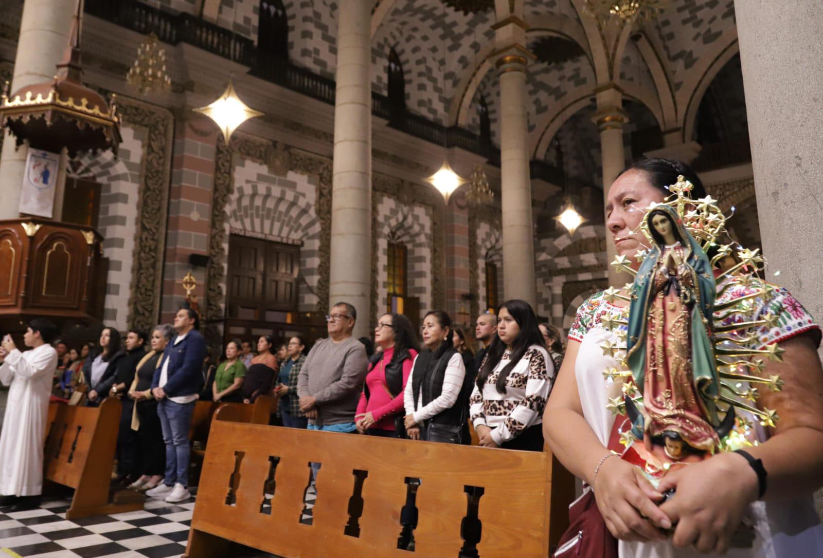 $!Cantan ‘Las Mañanitas’ a la Virgen de Guadalupe, en Catedral de Mazatlán