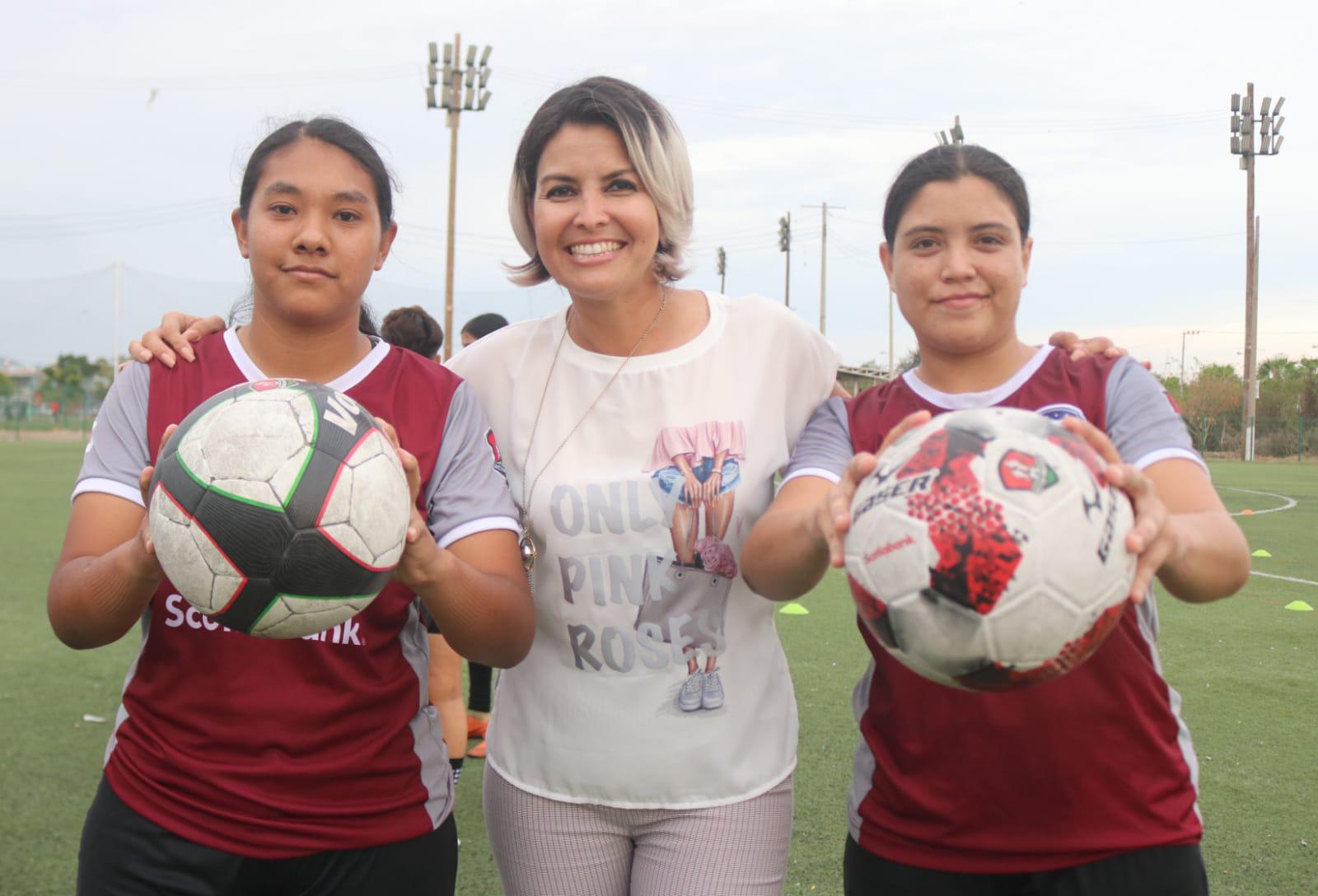 $!Selección Mazatlán recibe uniformes para encarar el Estatal Libre Femenil