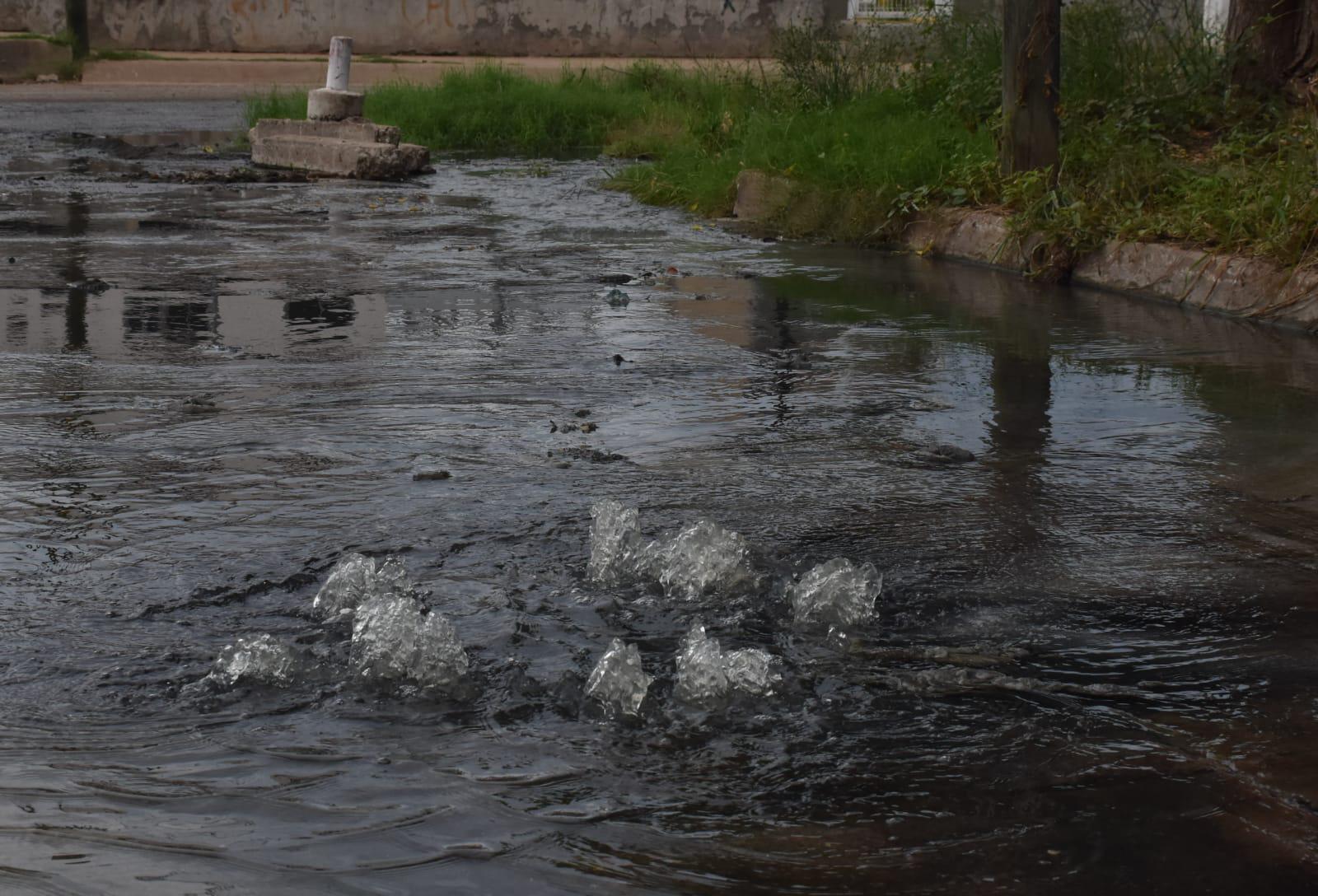 $!Viven en Villas del Estero en medio de fuga de aguas negras