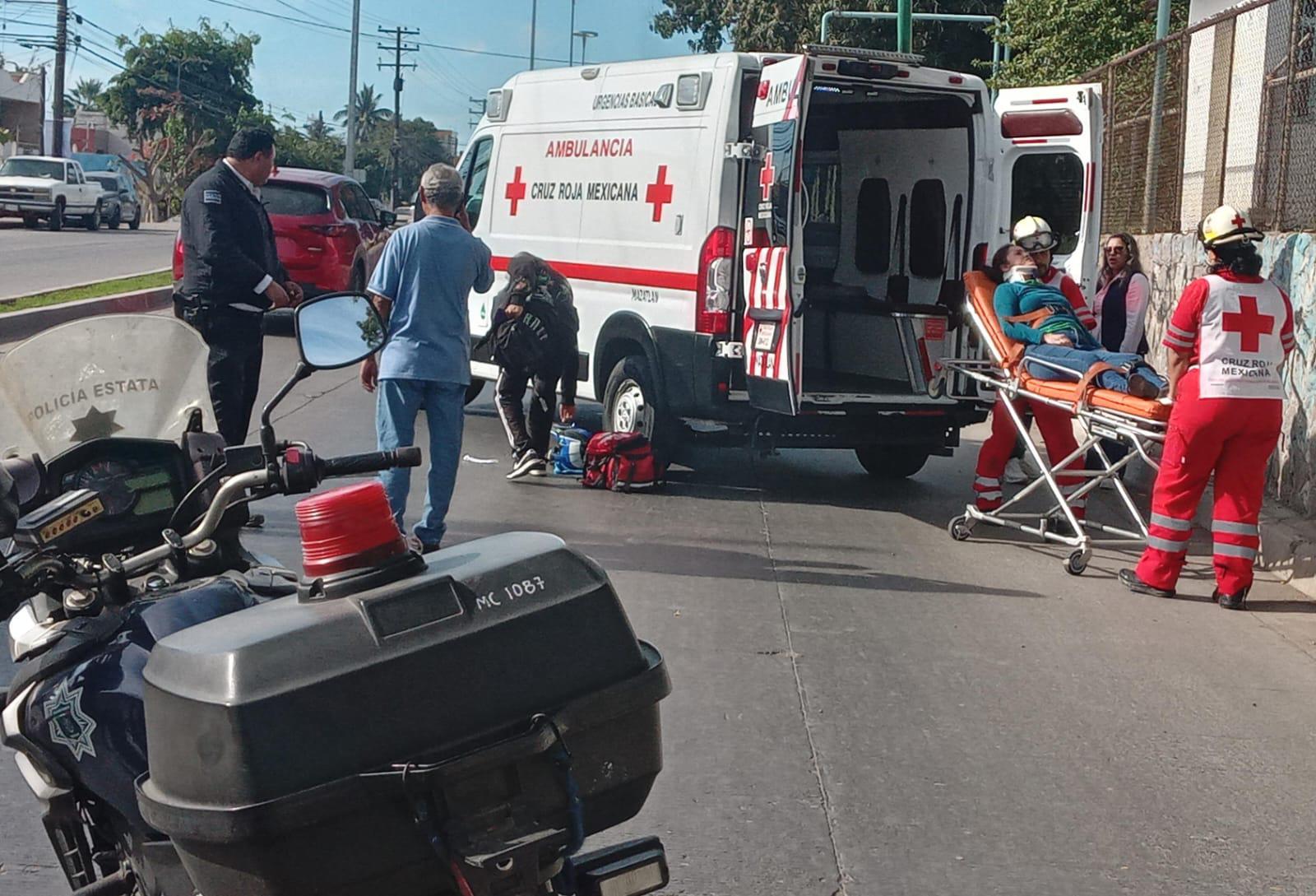 $!Cae mujer de moto tras maniobra para evitar choque en avenida de Mazatlán