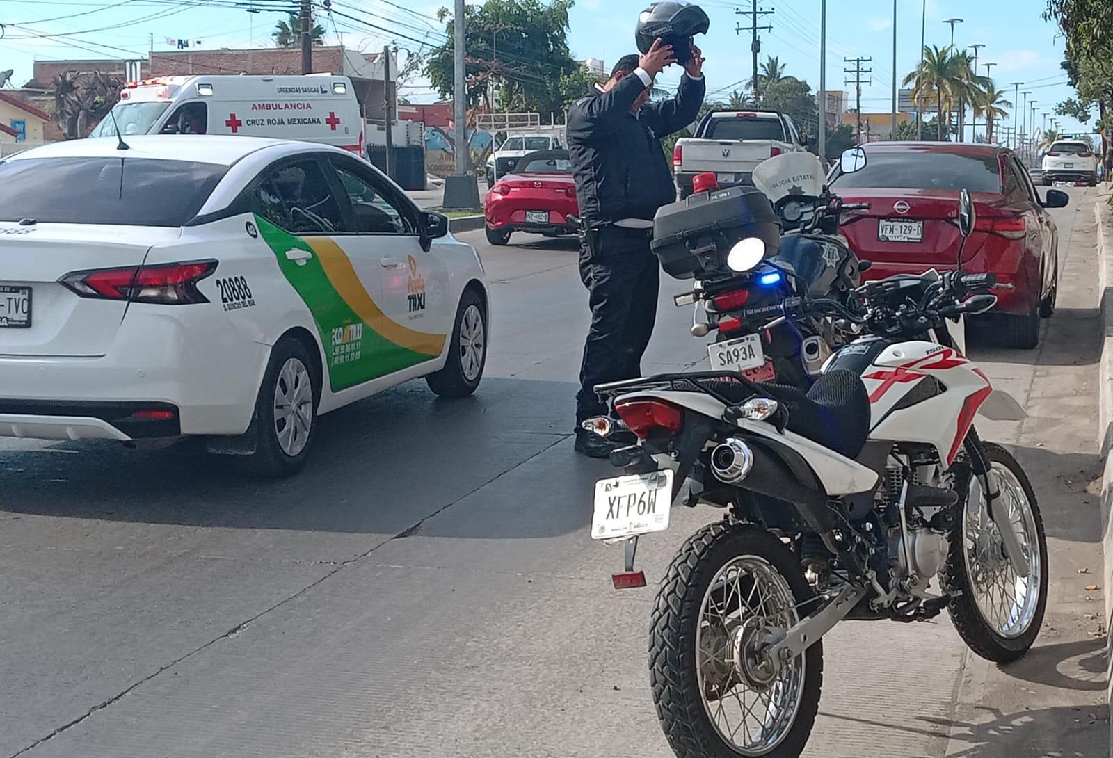 $!Cae mujer de moto tras maniobra para evitar choque en avenida de Mazatlán