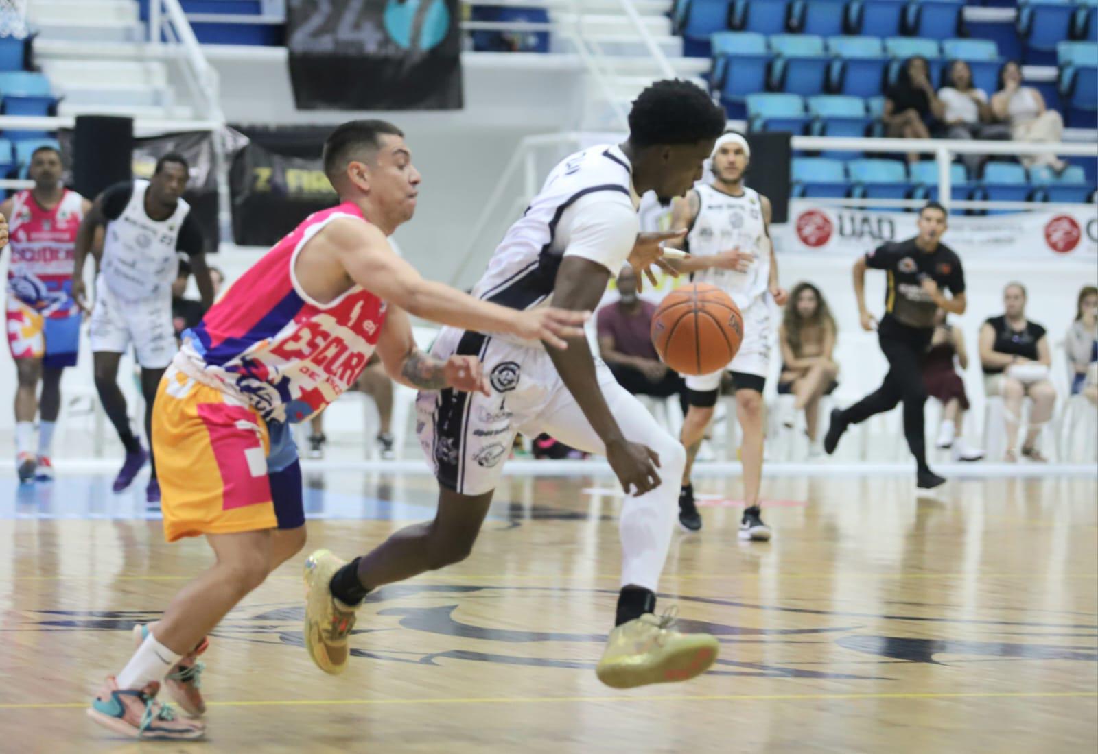 $!Piratas Basketball rompe la mala racha y encuentra la primera victoria de la temporada en casa