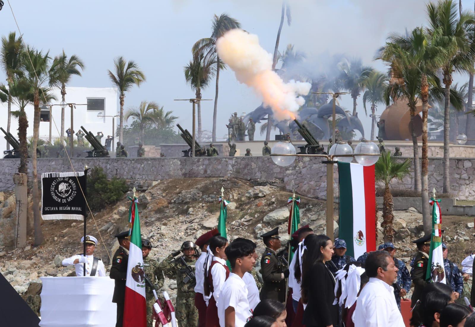 $!Encabeza AMLO celebración del Día de la Bandera en la Glorieta Sánchez Taboada de Mazatlán