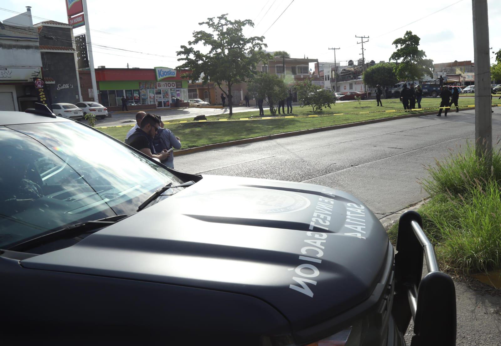 $!Asesinan a balazos a policía municipal cuando conducía en una camioneta en Mazatlán