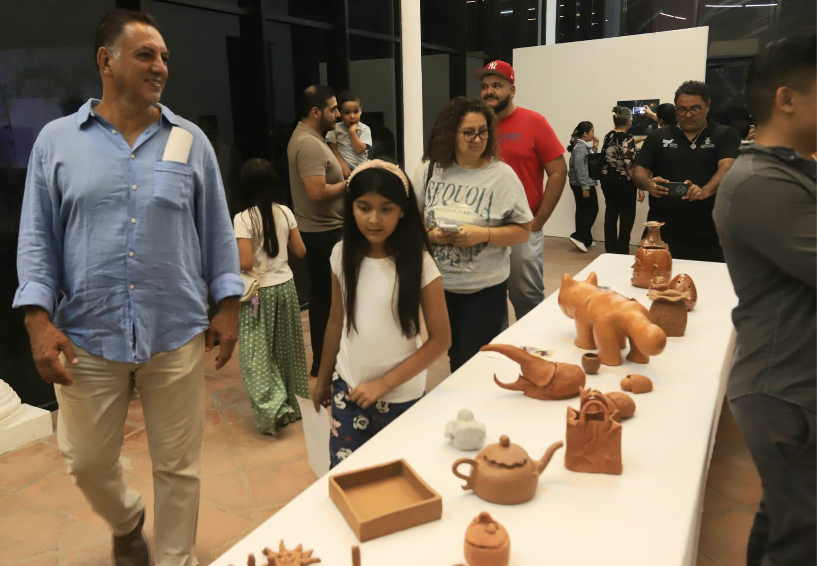 $!En la exposición también se apreciar algunas esculturas de formas redondas y voluptuosas.