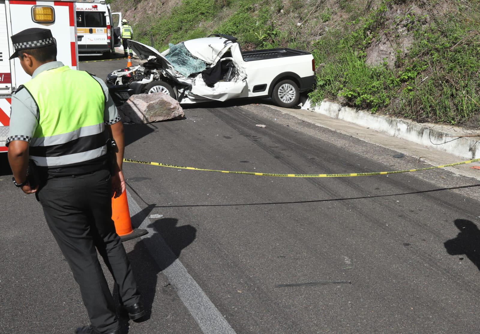 $!Roca aplasta camioneta en la Durango-Mazatlán y provoca muerte de conductor