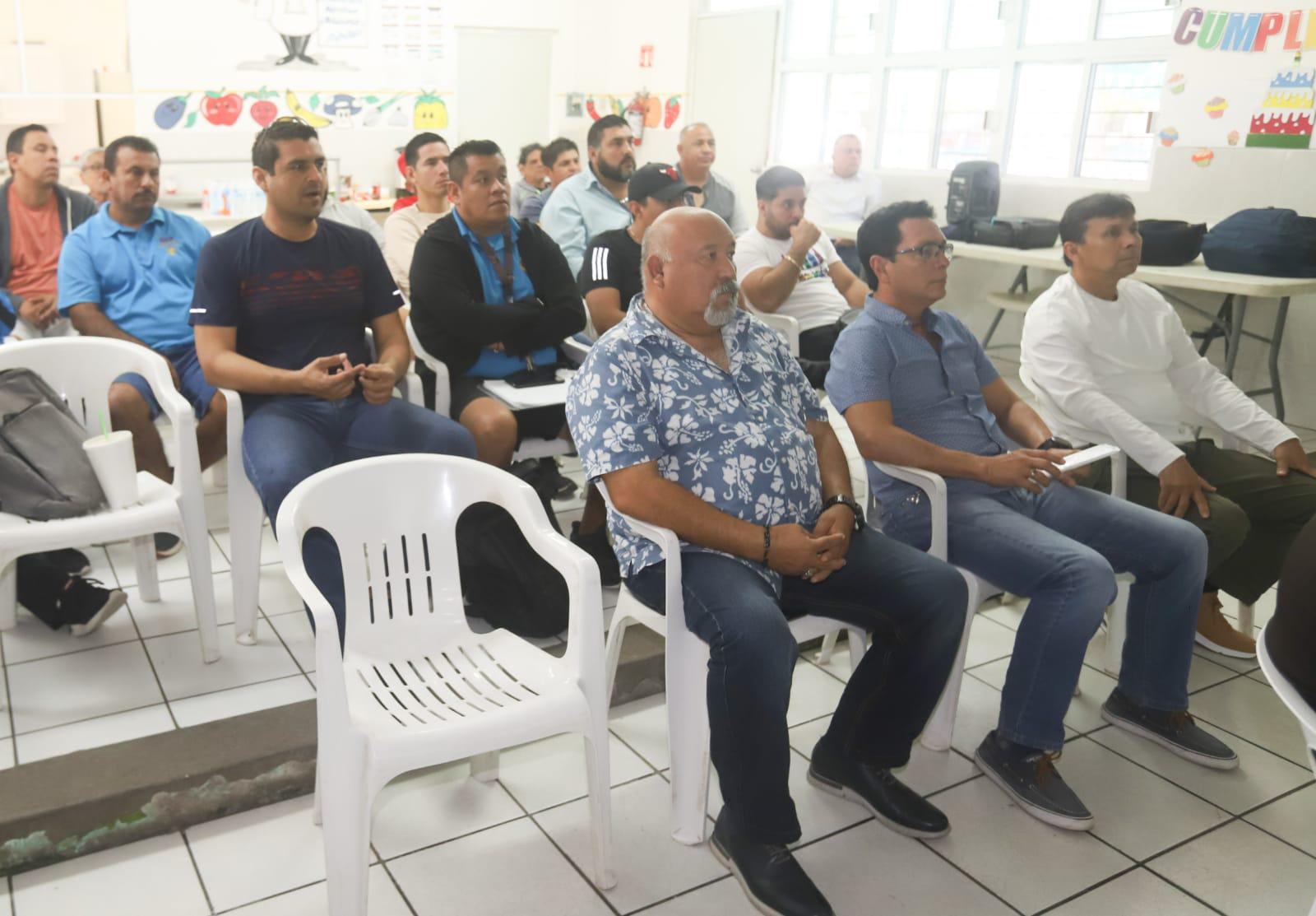 $!Profesores de la Zona Escolar 08 asistieron al curso.