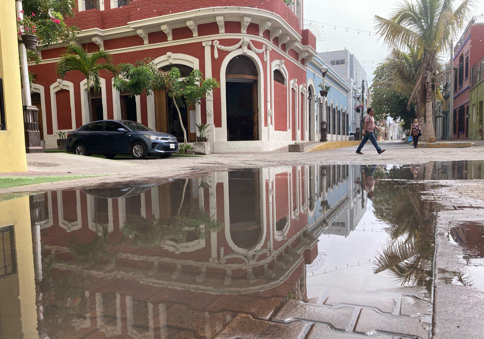 $!Reparan fuga de agua que inundó el viernes calles del Centro Histórico de Mazatlán