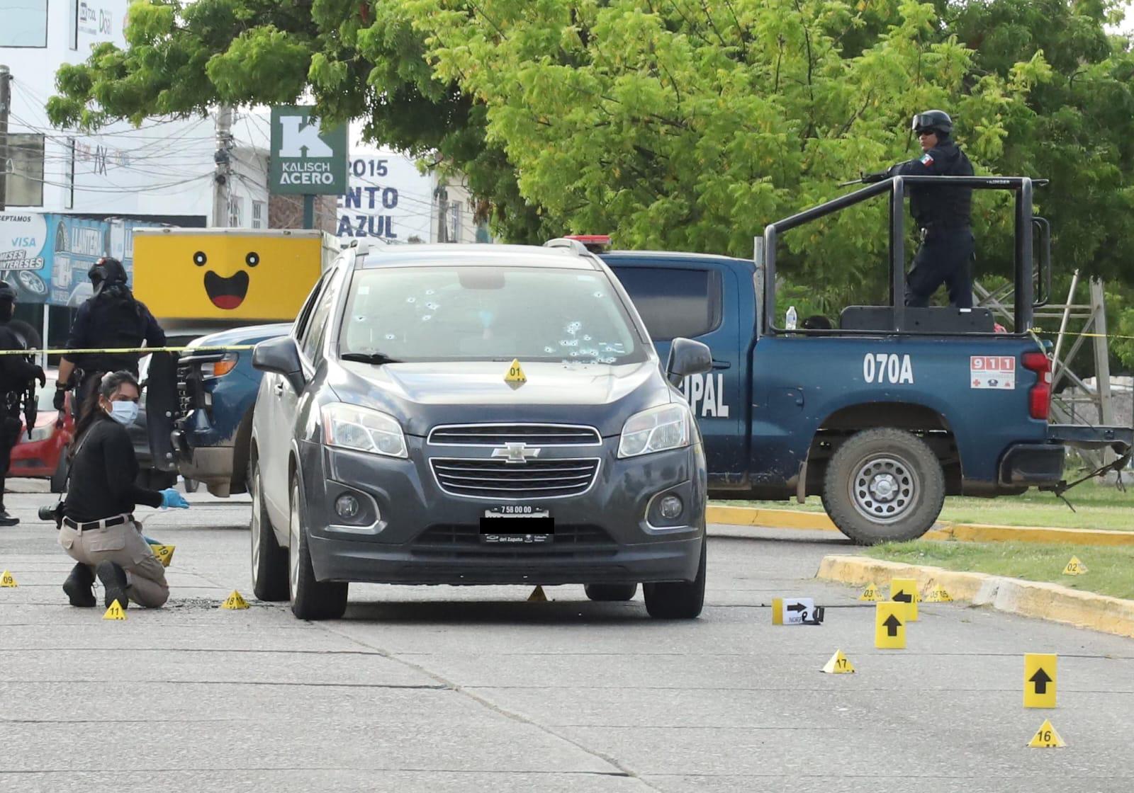 $!Asesinan a balazos a policía municipal cuando conducía en una camioneta en Mazatlán