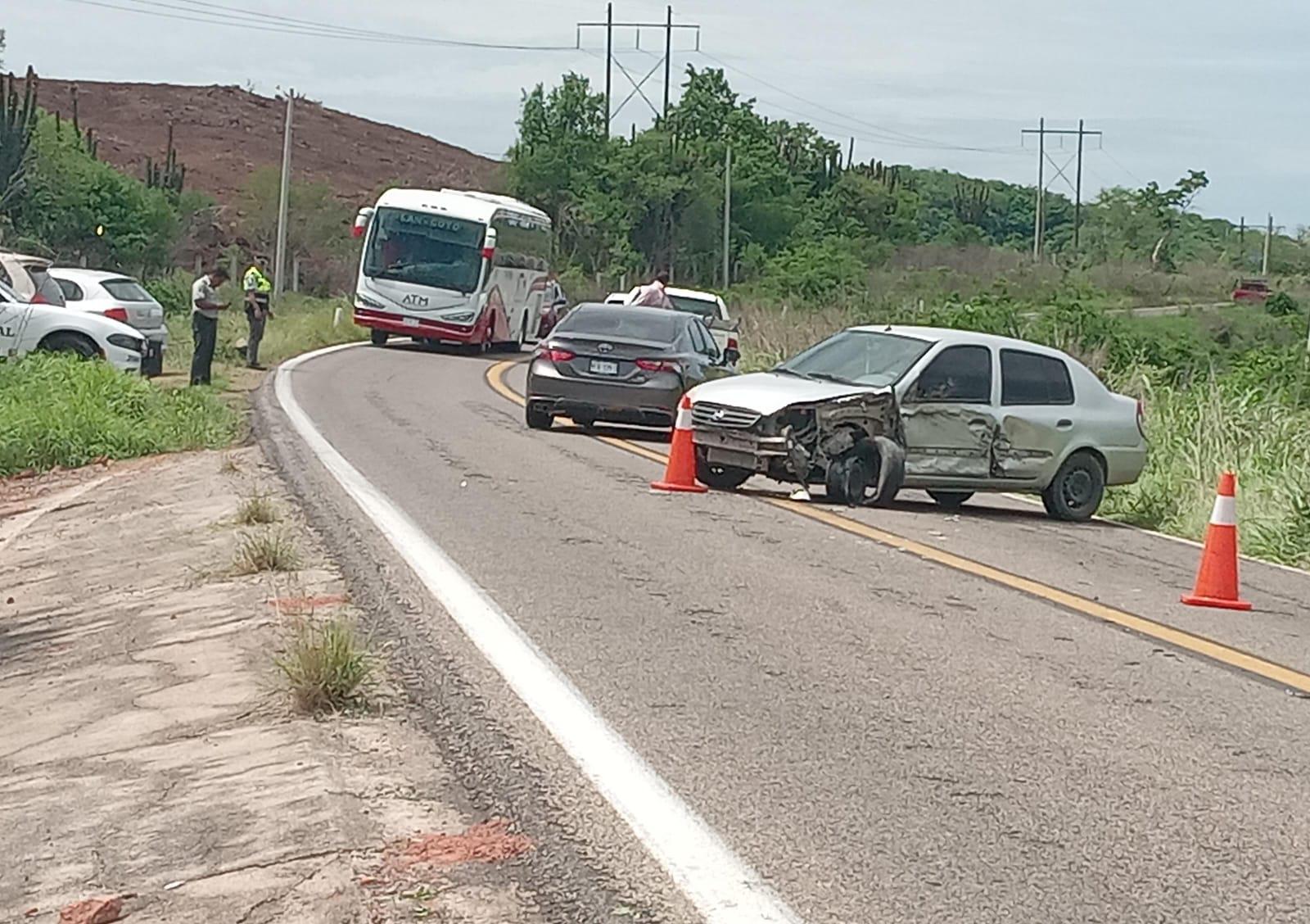 $!Camión de volteo y auto sedán chocan en la Libre Mazatlán-Culiacán