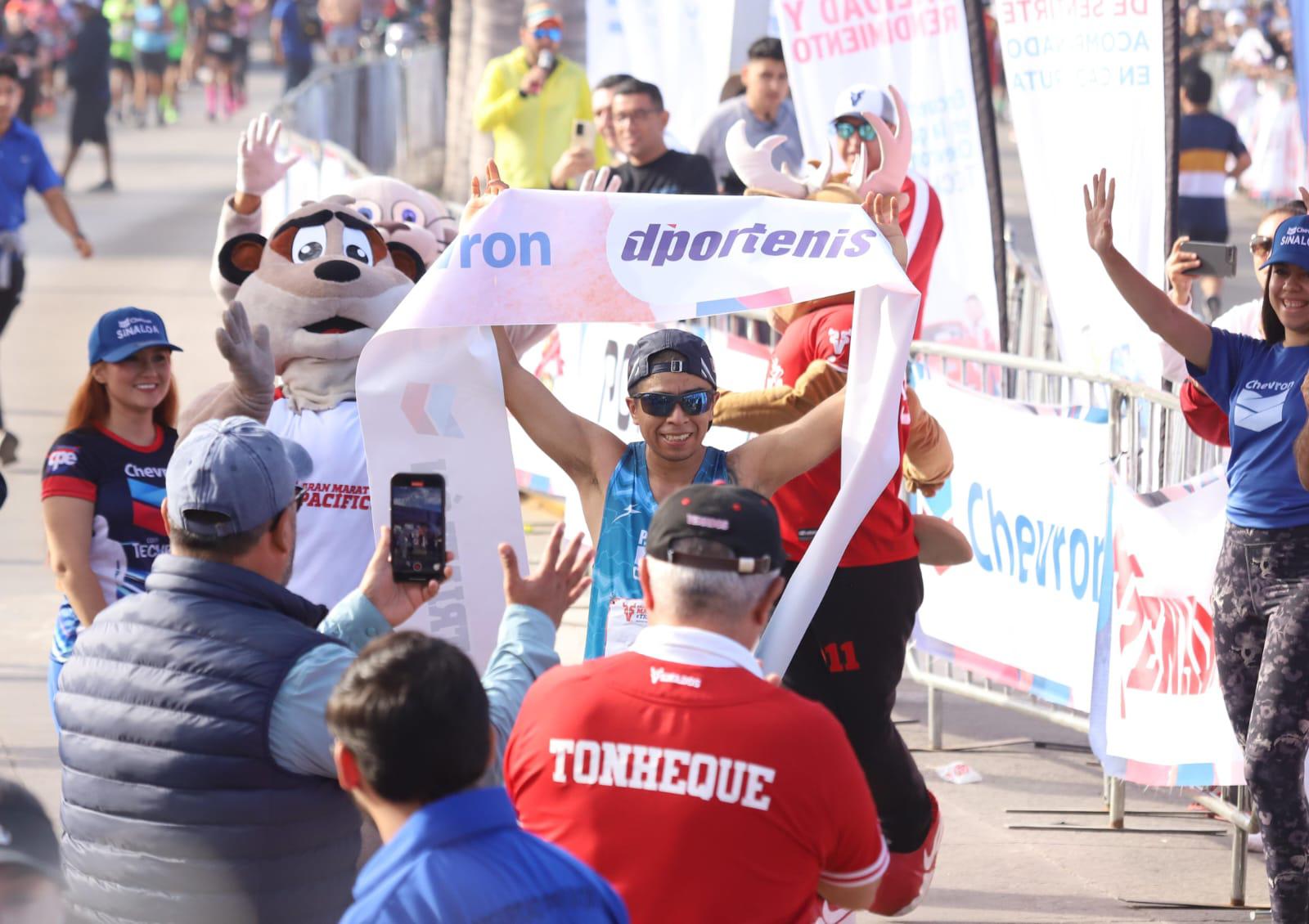 $!Gerardo Zárate recibe ayuda del cielo para ganar el Maratón Pacífico