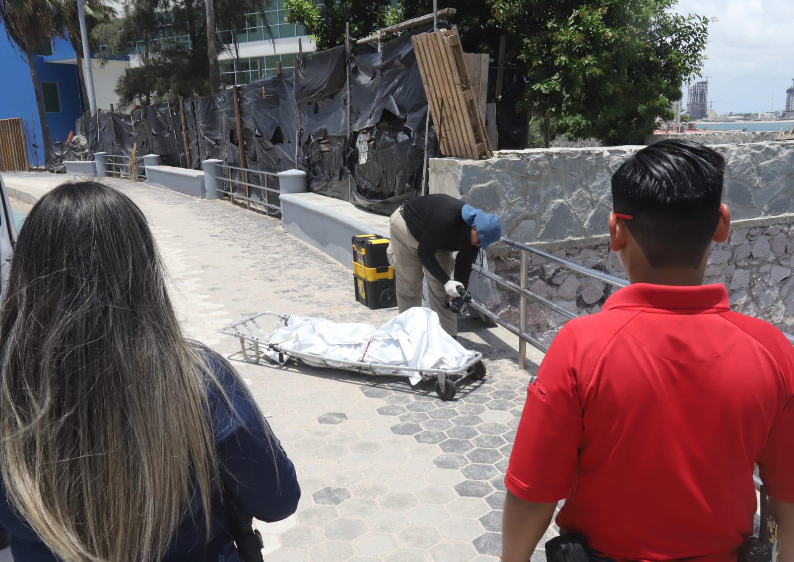 $!Localizan sin vida a hombre en Playa Norte, en Mazatlán