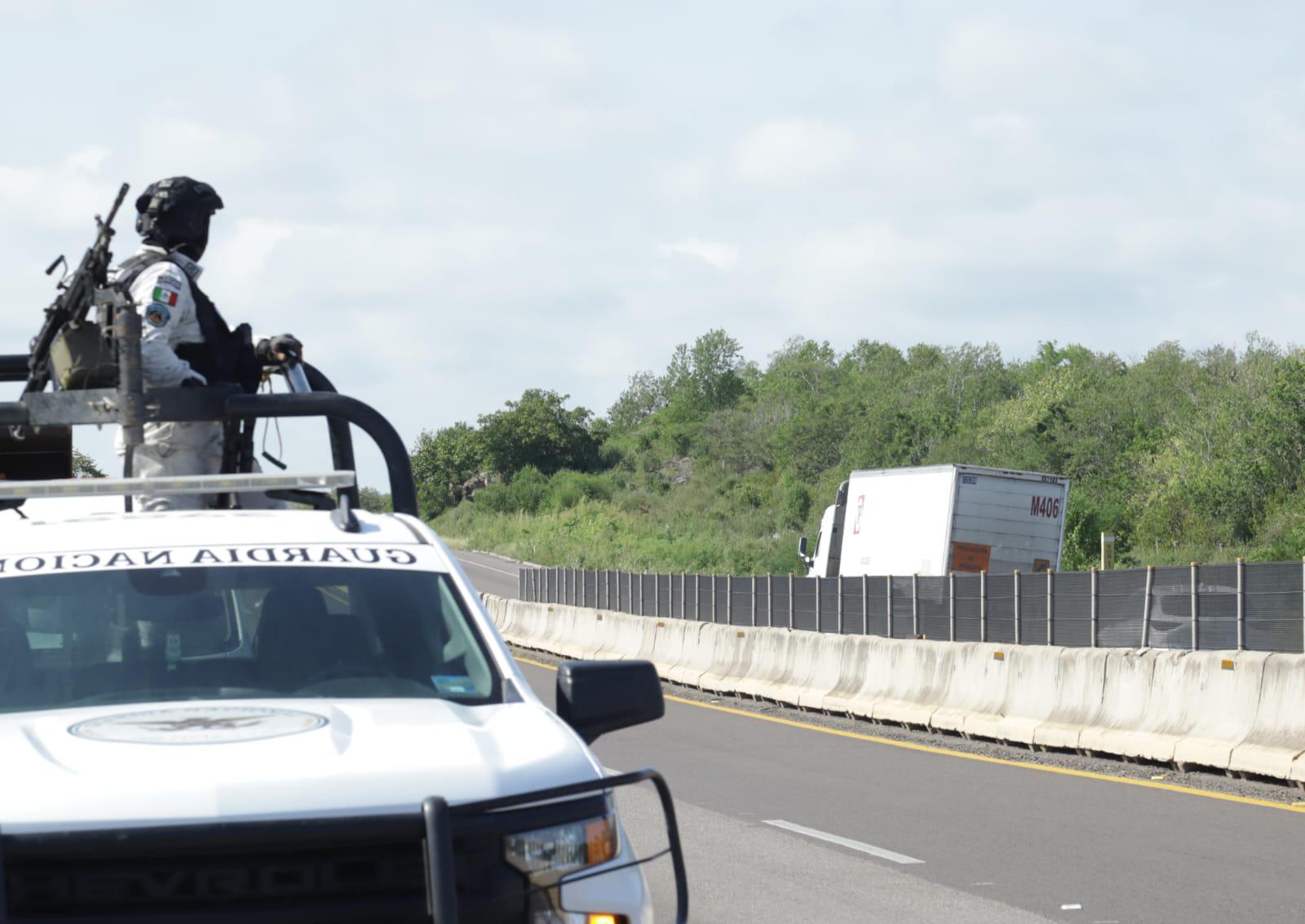 $!Camioneta vuelca y se incendia en la Autopista Mazatlán-Culiacán; hay dos lesionados