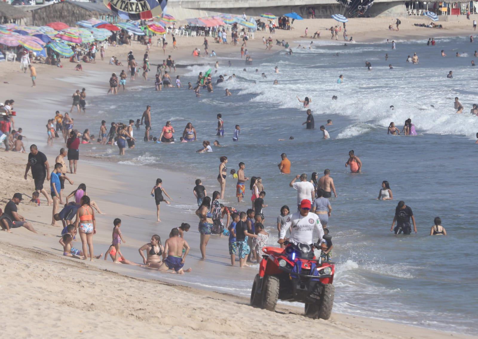 $!Playas de Mazatlán lucen concurridas la tarde de este jueves