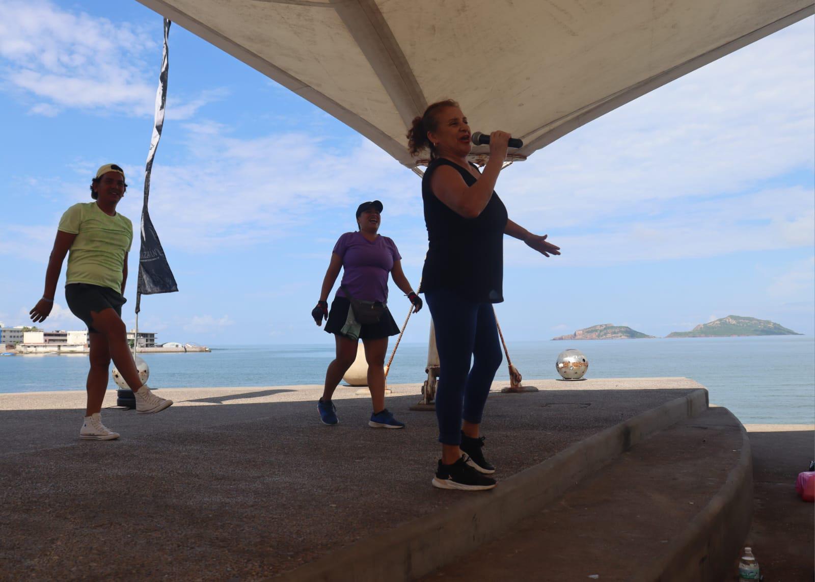 $!Bailan en favor de niños con discapacidad, en Playa Norte