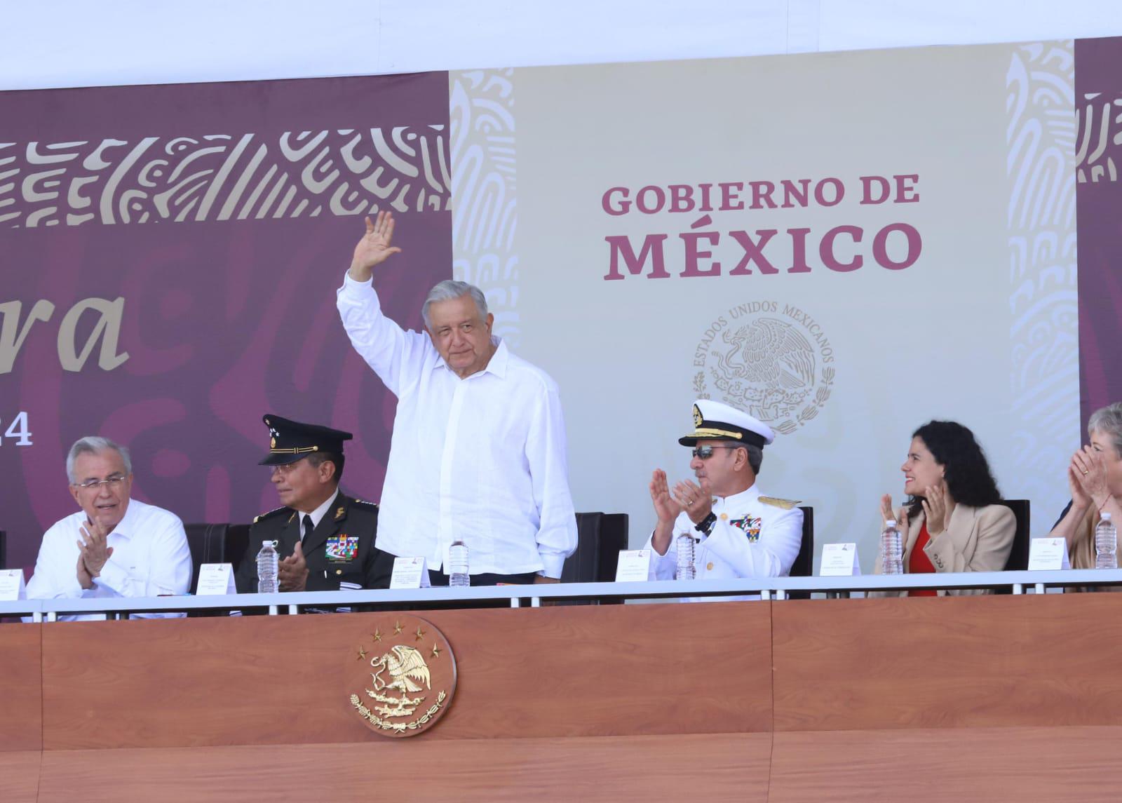 $!Encabeza AMLO celebración del Día de la Bandera en la Glorieta Sánchez Taboada de Mazatlán